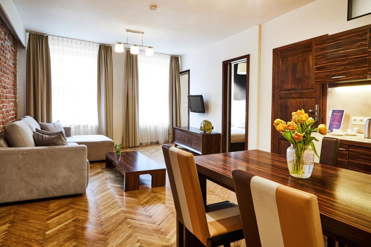 One bedroom Apartment Market Square view
